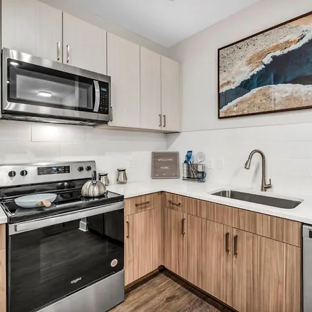 Spacious Castle W Gym Pool Free Parking I Walk To Dowtown N Broadway
